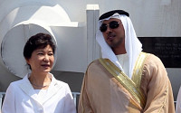 만수르, 과거 박근혜 대통령과 나란히 선 모습 화제
