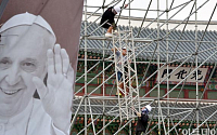 [포토]교황 방한 '시복식 준비하는 광화문 광장'