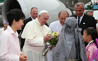 [포토] 교황 방한, 화동들 꽃다발 받으며 인자 미소