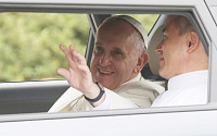 [포토] 기다리는 시민들에게 손 흔드는 교황