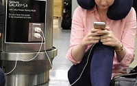 삼성, 美 공항서 애플 정면 겨냥 광고…“왜 아이폰 사용자는 콘센트 주변에 앉을까?”