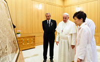 [교황 방한]프란치스코 교황, 박 대통령에게 '로마대지도' 선물