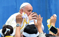 [포토]프란치스코 교황, '아이에게 축복을'