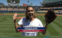 제시카 알바, LA 다저스 홈경기서 시구