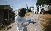 라이베리아, 괴한들 에볼라 환자 침구 탈취...지역봉쇄 검토