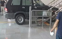 [포토] 아산시청 폭파위협… 가스통 실은 차량 돌진