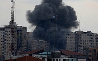 [포토] 이스라엘 공습에 무너진 가자지구 아파트