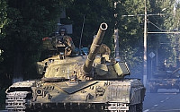 우크라이나, 러시아 교전… &quot;탱크 수십대 러시아 국경 넘어&quot;