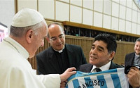 ‘신의 손’마라도나, ‘신의 대리인’교황 만나