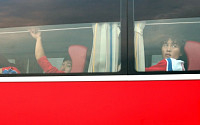 [포토] 창밖이 궁금한 북한 여자축구팀