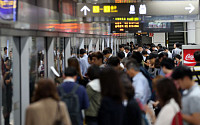 [포토] 9호선 지연운행에 붐비는 지하철역