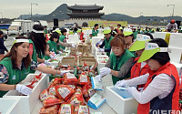 [포토]사랑의 반찬나눔 행사-'반찬세트 전달해요'