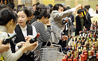 [포토] 신세계백화점, 최대93%할인 '와인 창고 대 방출전' 실시