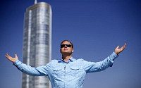 美 외줄타기 전문가 ‘닉 왈렌다’, 시카고 초고층빌딩에 도전