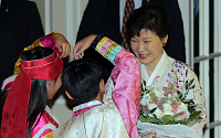 [포토] 박근혜 대통령 캐나다 국빈 방문 '화동들의 꽃다발'