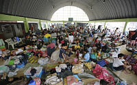 [포토] 태풍 풍웡 필리핀 강타, 대피소에 모인 주민들