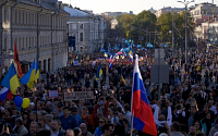 러시아 모스크바, 우크라이나 사태 개입 반대 첫 시위 열려