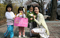 신한카드,여의도 벚꽃축제 미아방지 봉사활동 실시