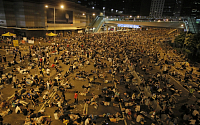 [포토] 홍콩 도심 점거 시위… 도로에 드러누운 시민들