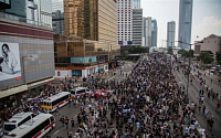 홍콩 시위대, 오프라인 채팅앱 '파이어챗'에 모였다…&quot;사복 경찰 조심해&quot;