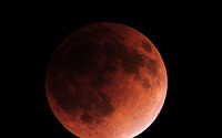 3년 만의 개기월식, 8일 저녁 한 시간 동안 우주쇼...달은 왜 붉게 보이나