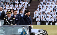 [포토] 오늘은 '국군의 날'… 열병하는 박근혜 대통령
