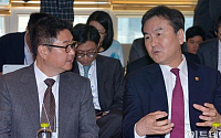 [포토]대화 나누는 '신제윤 금융위원장'과 '이석우 다음카카오 공동대표'