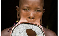 [포토] 지름 20cm의 접시를 입술에 달고 있는 에티오피아 여성