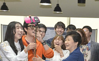 [포토] 셀카봉으로 사진찍는 박근혜 대통령