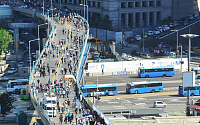 [포토]서울역 고가도로 걷는 시민들