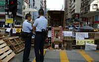 홍콩 경찰, 시위대 바리케이드 철거 시작…긴장 고조