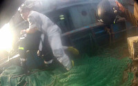 [포토] 중국 어선 나포 현장… 해경 폭행하는 中선원들