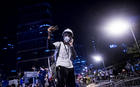 홍콩 경찰-시위대, 바리케이드 철거 충돌…수십명 체포