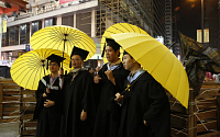 [포토]홍콩, 졸업사진 핫 아이템 '노란우산'