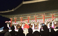 [포토]경복궁 야간개장, 부채춤 구경하는 시민들