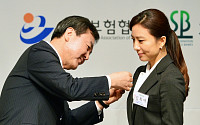 [포토] 오늘 저축의 날... 김희애, 대통령 표창 받아