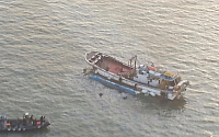 [포토]인천 영종도서 어선 침몰…2명 구조 2명 실종