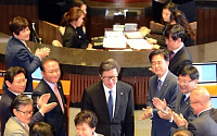 [포토]시정연설 마친 박근혜 대통령, '의원들의 박수'