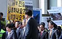 [포토]&quot;대통령님, 세월호의 진실을....&quot; 유가족 앞 지나가는 박대통령