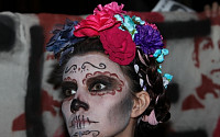 멕시코 죽은 자들의 날, 해골 복장으로 묘지 방문… 필수 준비물은?
