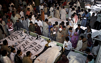 파키스탄 자폭테러, 인파 8000명 몰린 행사장서 발생… 배후 세력은?
