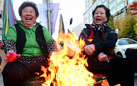 [포토]초겨울 추위... 모닥불에 손 녹이는 시장상인들