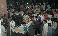인도-파키스탄 국경검문소, 자폭테러…최소 55명 사망ㆍ120명 부상