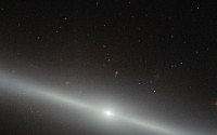 허블로 본 은하 옆모습, 지구에서 약 5800만 광년 떨어져 있어
