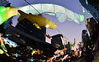 [포토] 서울빛초롱축제 '하늘 위를 헤엄치는 물고기'