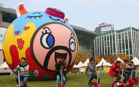 서울광장에 설치된 초대형 돼지풍선의 의미는?