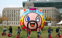 [포토] 서울광장 초대형 돼지 풍선, '미스터 기부로' 관심 폭발