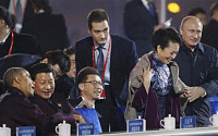 푸틴ㆍ펑리위안 영화의 한 장면 연출 논란...오바마와 대화하던 시진핑, 진짜 못 봤나