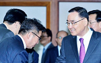 [포토] 중소기업인들과 악수 나누는 정홍원 총리