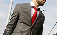 세계에서 가장 비싼 시계 주인은 붉은색 넥타이 남성? 누군가 알고 보니…